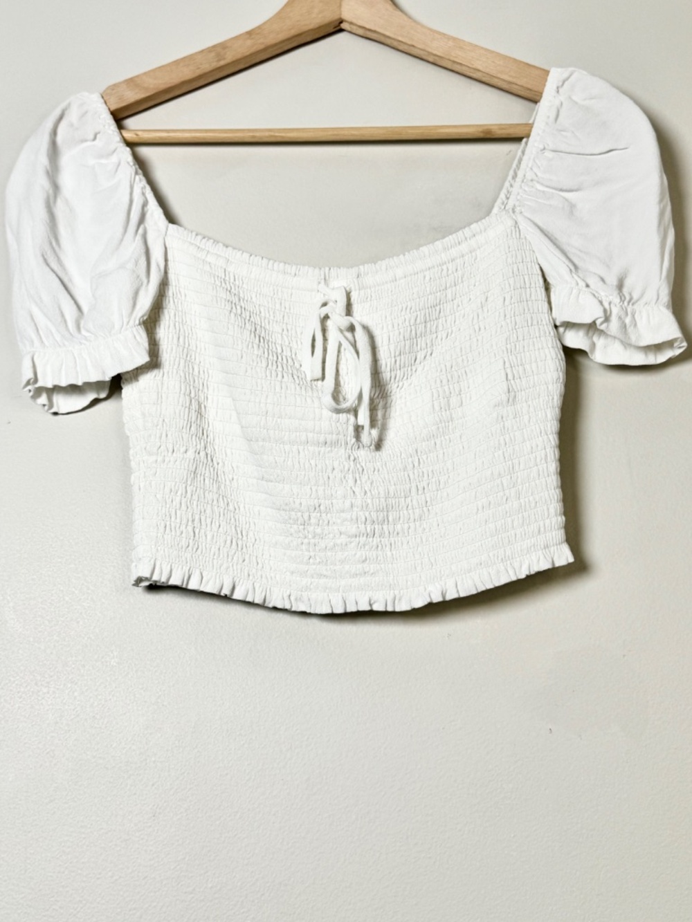 Aritzia Wilfred Presley White Smocked Puff Sleeve Crop Top Blouse Size M